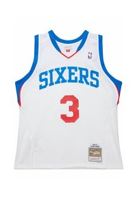 Maglia da basket bianca con la scritta "SIXERS" in blu e il numero "3" in rosso. Accenti blu sulle spalle, tessuto a rete, include patch del logo NBA.