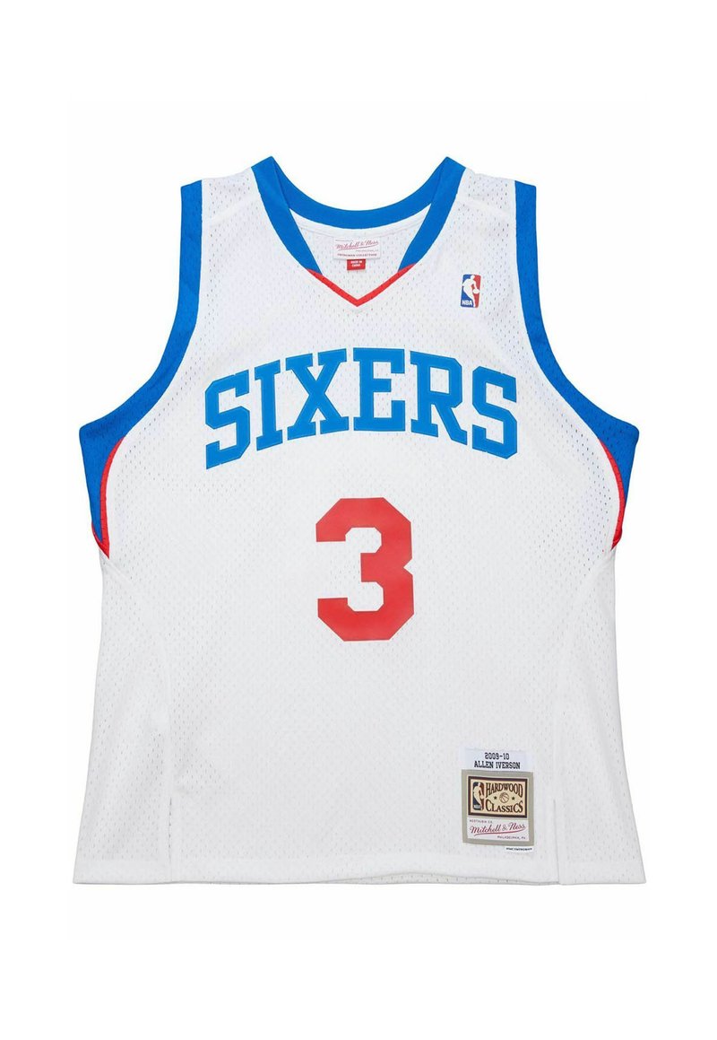 Maglia da basket bianca con la scritta "SIXERS" in blu e il numero "3" in rosso. Accenti blu sulle spalle, tessuto a rete, include patch del logo NBA.