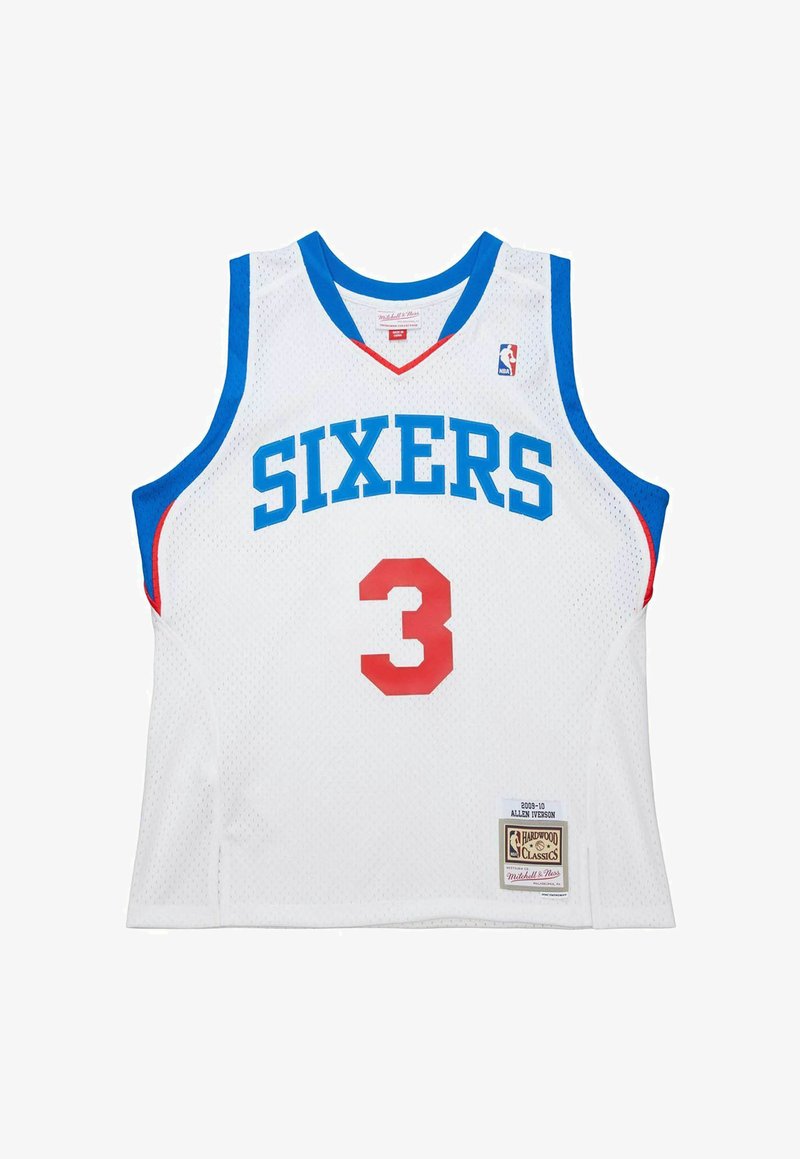 Weißes Basketballtrikot mit "SIXERS" in blauer Schrift und der Nummer "3" in Rot. Blaue Akzente an den Schultern, Netzstoff, NBA-Logo-Patch enthalten.