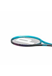 Raqueta de tenis con un marco azul y negro, que cuenta con un grip texturizado y cuerdas blancas. La parte del pecho tiene acentos en rosa y púrpura.
