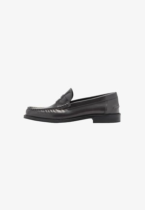 Crni kožni loafer s glatkom površinom, zaobljenim vrhom, ukrasnim šavovima, niskim petama i elegantnim siluetom.