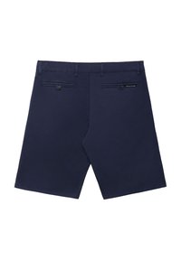 Marina blå shorts tillverkade av mjukt tyg, med två bakfickor med knappstängning och en varumärkesetikett på midjebandet bak.