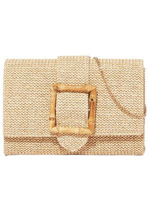 Pochette beige tissée avec une grande boucle carrée en bambou sur le rabat avant et une fine chaîne en or drapée sur le côté.