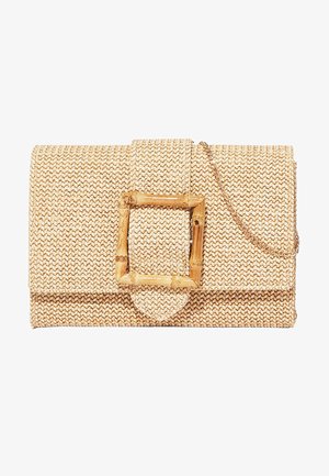Pochette beige tissée avec une grande boucle carrée en bambou sur le rabat avant et une fine chaîne en or drapée sur le côté.