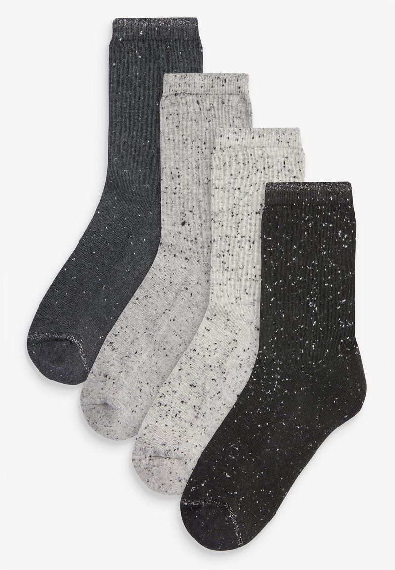 Ensemble de quatre paires de chaussettes côtelées en gris foncé, gris clair et noir, avec un motif tacheté. Matériau doux avec une forme de chaussette standard.