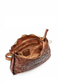 Borsa a tracolla in pelle marrone con design floreale impresso, chiusura con zip, manico singolo e interno in tessuto beige liscio con tasche.