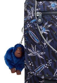 Bolsa de tela con un patrón floral azul y un zipper gris; cuenta con un llavero de un mono azul peludo sujeto al lado.