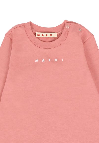 Felpa di cotone rosa con scollo rotondo, dettaglio con bottoni a pressione sulla spalla e logo "MARNI" in bianco. Consistenza morbida.