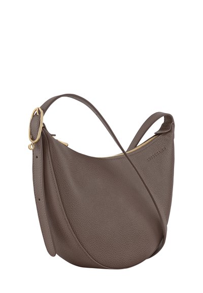 Braune Leder-Schultertasche mit einer genarbten Textur, geschwungenem Design und einem goldenen Reißverschluss. Verfügt über einen verstellbaren Tragegurt und dezente Branding-Elemente.