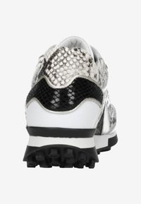 Sportowe sneakersy z wzorem z wężowej skóry w kolorze srebrnym i czarnym, białą podeszwą środkową oraz teksturowaną czarną podeszwą z wypustkami zapewniającymi przyczepność.