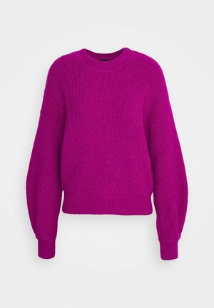Pull tricoté violet vif à manches longues, poignets, ourlet côtelés et encolure ronde sur fond blanc uni.