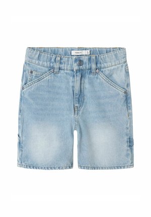 Lyseblå denimshorts med forlommer, bæltestropper og knaplukning, vist mod en hvid baggrund.