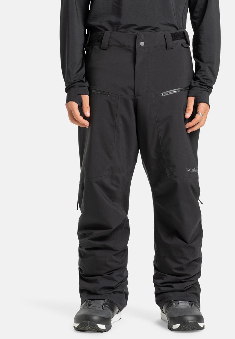 Zwarte skibroek van duurzaam materiaal, met ritszakken, een verstelbare taille met klittenband en een comfortabele, losse pasvorm.