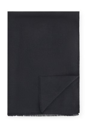Écharpe rectangulaire noire avec un petit coin plié montrant un tissu doux et des bords frangés sur fond blanc.