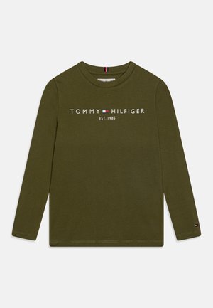 Langærmet T-shirt i olivengrøn, lavet af bomuld. Har rund halsudskæring og hvid logo-tekst "TOMMY HILFIGER EST. 1985" på fronten.