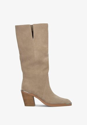 Stivaletto beige in suede con punta quadrata, taglio a V nella parte superiore e tacco a blocco in legno testurizzato con accentuazione metallica.