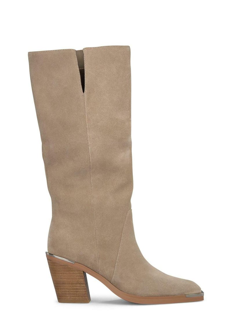 Stivaletto beige in suede con punta quadrata, taglio a V nella parte superiore e tacco a blocco in legno testurizzato con accentuazione metallica.