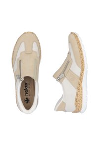 Des chaussures beige à enfiler avec des panneaux élastiques sur les côtés, des détails en liège texturé, une semelle blanche et un accent en zipper. En cuir lisse et en mesh.