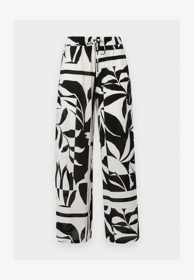 Παντελόνια με φαρδιά μπατζάκια με μεγάλο αφορμικό μοτίβο φύλλων σε μαύρο και λευκό και κορδόνι στη μέση σε ανοιχτό φόντο.