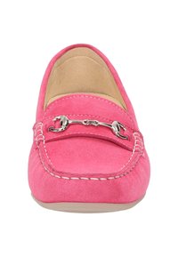 Rosa Wildleder Slipper mit rundem Zehenbereich, akzentuiert durch silberne Beschläge und weiße Nähte. Flache Sohle, geeignet für legere Trage.