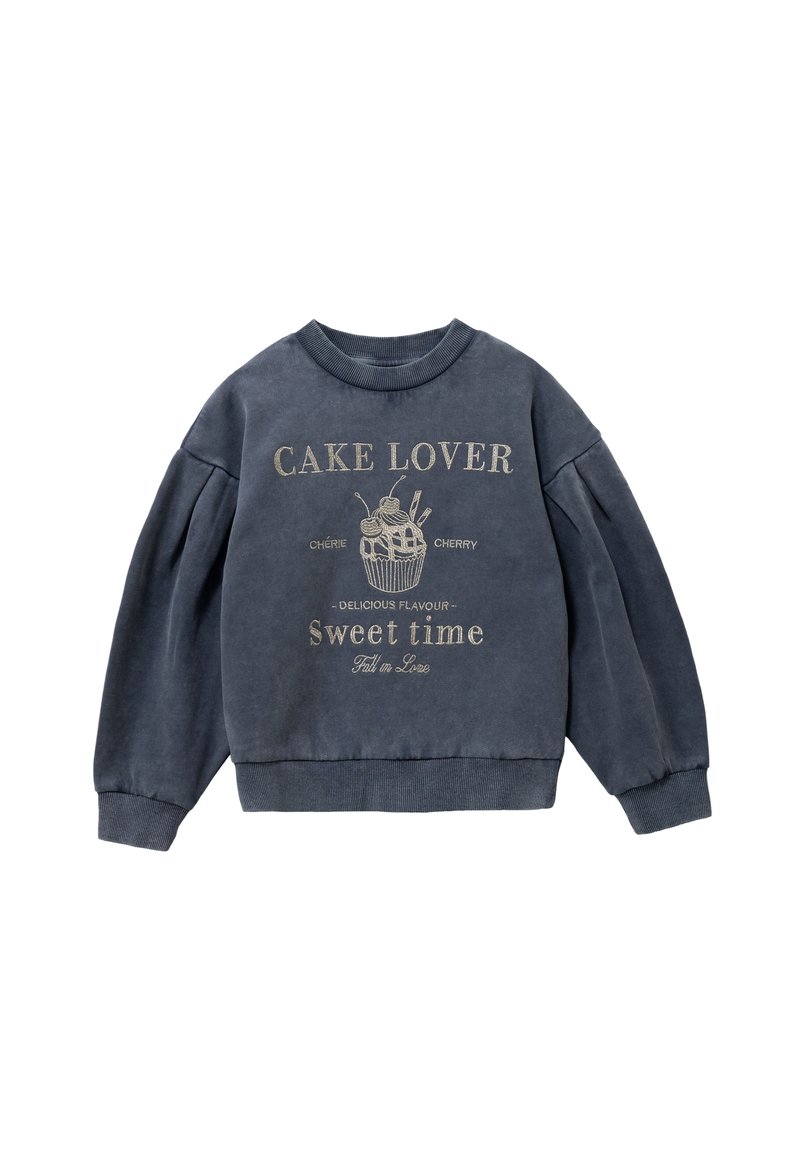 Sudadera azul oscuro con mangas largas abullonadas, que presenta el texto "Amante del pastel" y un gráfico de cupcake con cerezas y el eslogan "Tiempo dulce".