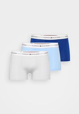 Boxers pour hommes en blanc, bleu clair et bleu foncé. Fabriqués en tissu lisse avec une ceinture élastique contrastante arborant le logo "TOMMY HILFIGER".
