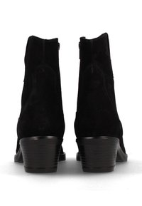 Botas de ante negras hasta el tobillo con un tacón triangular texturizado, cremalleras en los laterales y detalles de costura simples a lo largo de las costuras.