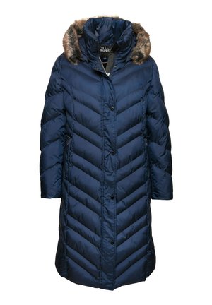 Granatowa kurtka puchowa z kapturem wykończonym sztucznym futrem, cechująca się pikowaniem w wzór chevron, zatrzaskami i bocznymi kieszeniami. Teksturowany materiał jest wodoodporny.