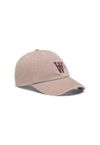 Beige katoenen baseballpet met een gebogen rand, voorzien van een bordeauxrode geborduurde letter "W" aan de voorkant en ventilatiegaatjes.