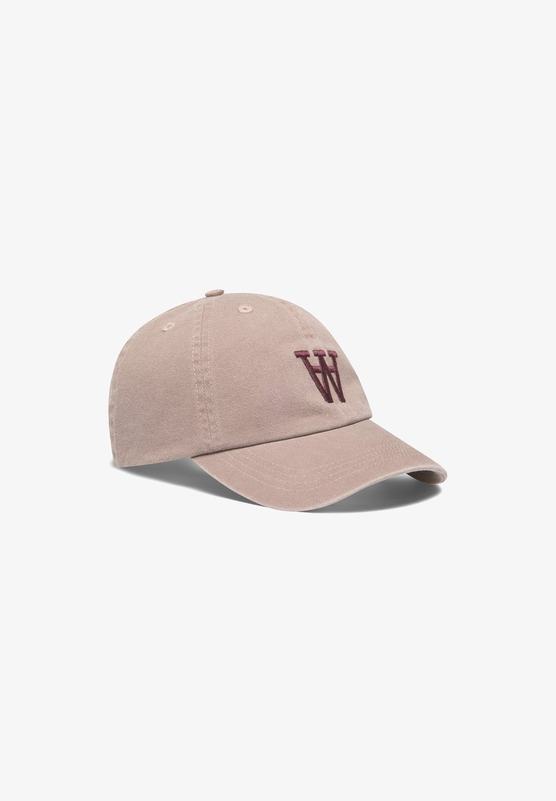 Casquette de baseball en coton beige avec une visière courbée, présentant une lettre "W" brodée en maroon sur le devant et des œillets de ventilation.