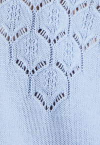 Tessuto in maglia azzurro chiaro caratterizzato da un motivo a pizzo esagonale con diverse trame e dettagli a giorno, creando un aspetto delicato e arioso.