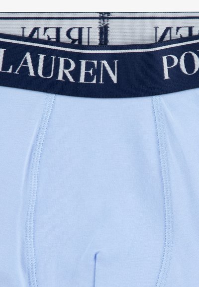 Svijetloplave bokserice napravljene od mekog materijala, s tamnoplavim pojasom na kojem je u bijelom slovima ispisano "POLO" i "LAUREN", te glatkom teksturom.