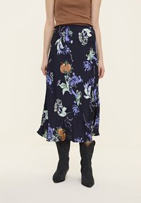 Fustă midi florală în nuanță de navy, cu imprimeu botanic multicolor. Confectionată dintr-un material fin, are o margine evazată și un tiv elastic.