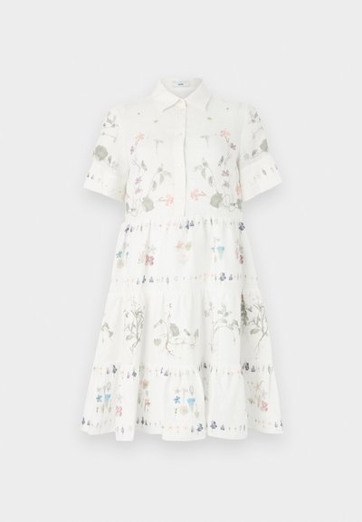 Biała sukienka z krótkim rękawem i kołnierzykiem, z kwiatowymi wzorami w pastelowych kolorach, ze skomponowanym projektem oraz zapięciem na guziki z przodu.