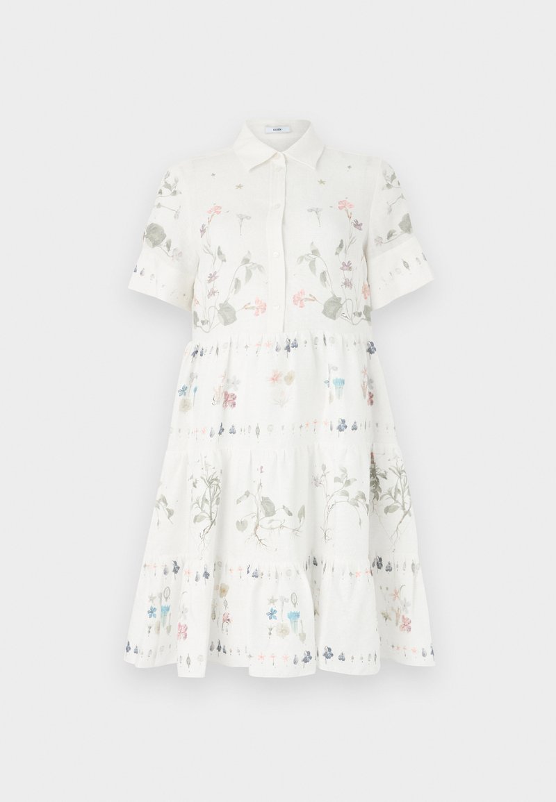 Robe blanche à manches courtes avec col, ornée de motifs floraux dans des couleurs pastel, design à volants et fermeture à boutons sur le devant.