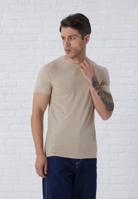 Pier One 3 PACK BASIC MUSCLE FIT T SHIRT - Lihtne T-särk - light blue/white/stone