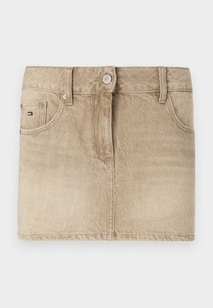 Falda mini de mezclilla beige con una textura suave, que cuenta con bolsillos frontales, un cierre de botón y detalles de costura sutiles.