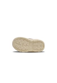 Suela de zapato con un diseño de goma texturizada, que presenta un patrón de banda de rodadura en beige claro con una impresión de logo, ofreciendo agarre y estabilidad.