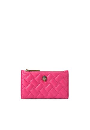 Cartera de cuero acolchado rosa con cierre de cremallera, un botón de acento dorado y forma rectangular con una superficie texturizada.