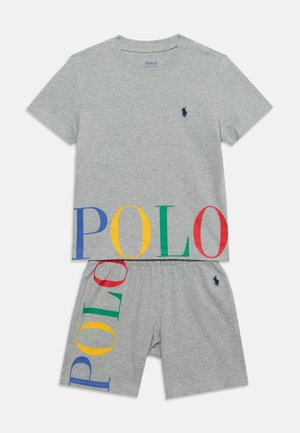 Grå T-shirt med korte ærmer og shorts sæt med flerfarvet "POLO" tekst og lille navy Polo-logo på brystet og shorts.