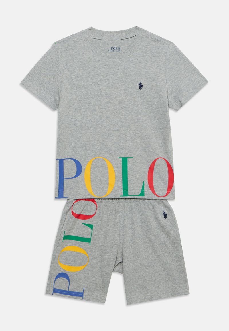 Ensemble t-shirt gris à manches courtes et shorts avec texte multicolore "POLO" et petit logo Polo marine sur la poitrine et les shorts.