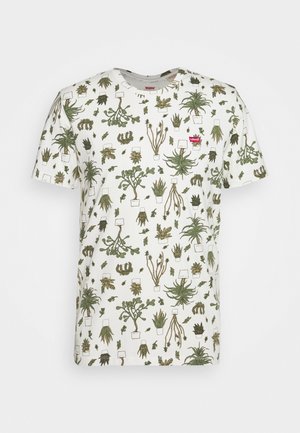T-shirt in cotone bianco con stampa totale di varie piante in vaso in verde e marrone, colletto rotondo, maniche corte e un piccolo logo rosso.