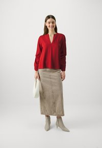 Tommy Hilfiger REGULAR V NECK BLOUSE - Bluse - dark magma