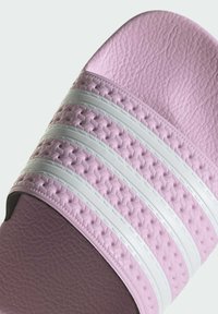 adidas Originals ADILETTE - Badesandaler - orchid fusion   cloud white   orchid fusion