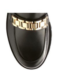 Sorte lædersko med en blank guld-kædeaccent over forsiden, med en glat tekstur og rund tådesign.