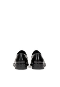 Schwarze Lederschuhe mit einer glatten Oberfläche, runden Zehen und einem flachen Absatz. Die Rückansicht zeigt ein minimalistisches Design und subtile Nähdetails.