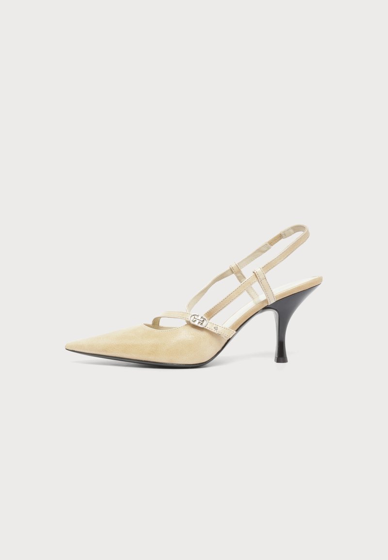 Escarpin slingback beige à bout pointu avec fines brides et boucle argentée sur un talon aiguille noir de hauteur moyenne sur fond blanc.