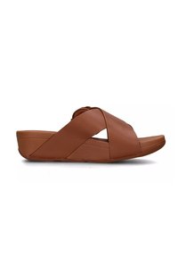 Sandalo marrone con strisce incrociate, realizzato in ecopelle. Presenta una suola contornata e un tacco leggermente elevato per il massimo comfort.