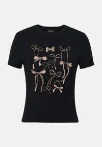 Schwarzes T-Shirt mit kurzen Ärmeln, das ein abstraktes Muster aus hellbraunen und goldenen Schleifen auf der Vorderseite zeigt. Weicher Baumwollstoff, runder Ausschnitt.
