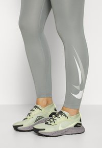 Nike Performance PEGASUS TRAIL 3 GTX - Sapatilhas de trail running - olive aura/citron tint/black/amethyst ash